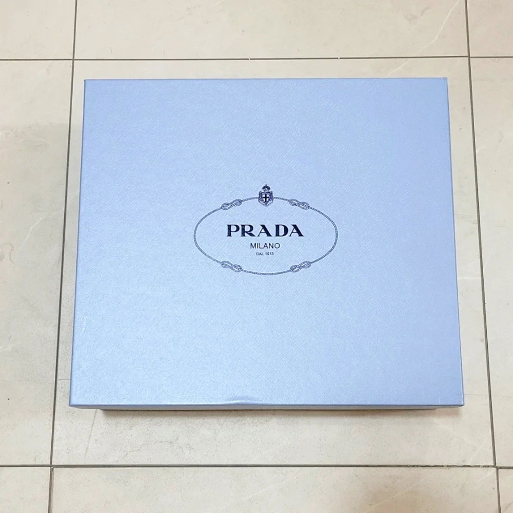 Prada - Picture 2 of 10